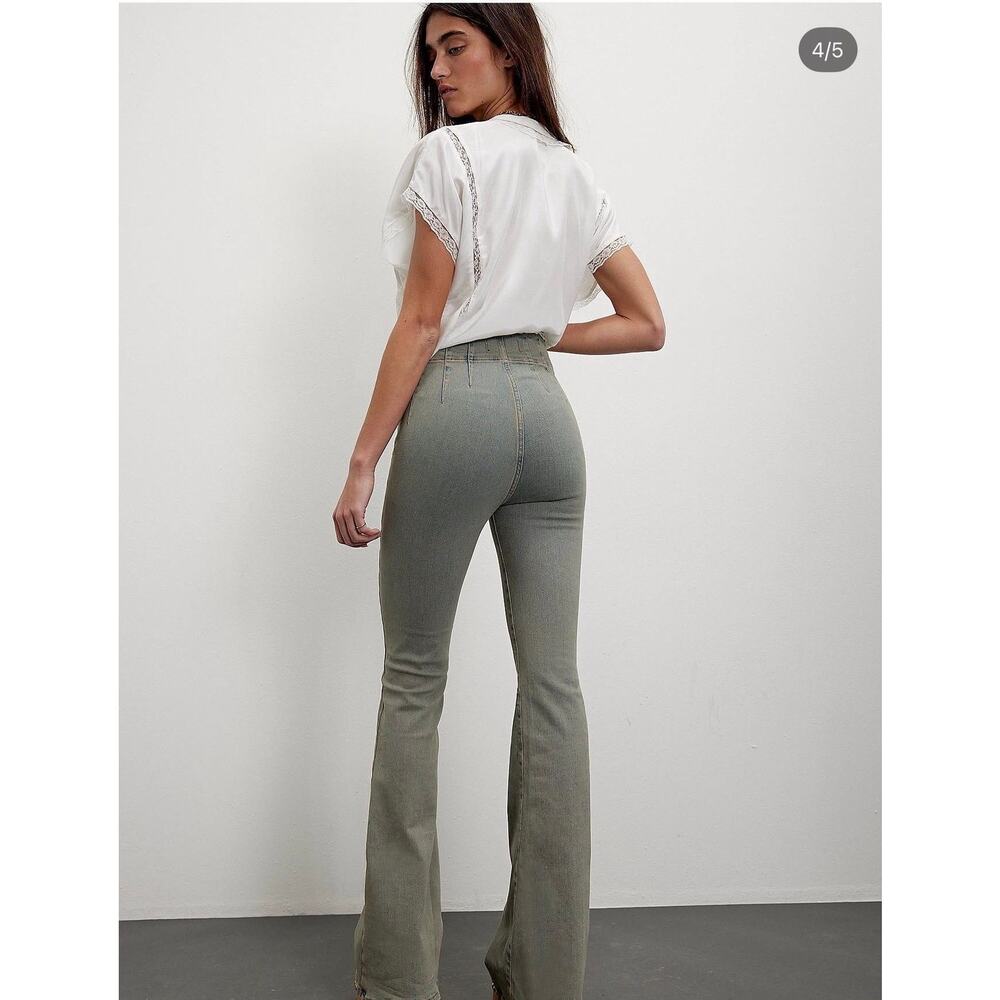 NWOT $98 Free People "We The Free" 29 Jayde Flare Jean - Picture 3 of 6